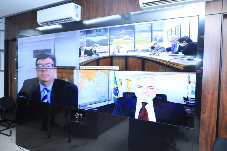 Ministro e embaixador discutem entrada formal do Brasil na CERN