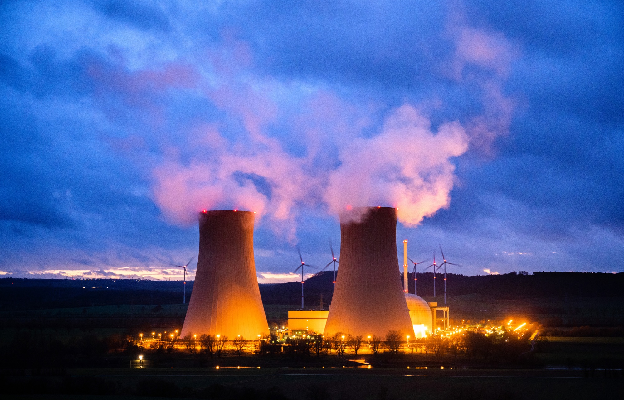 Com crise energética, países voltam a considerar usinas nucleares